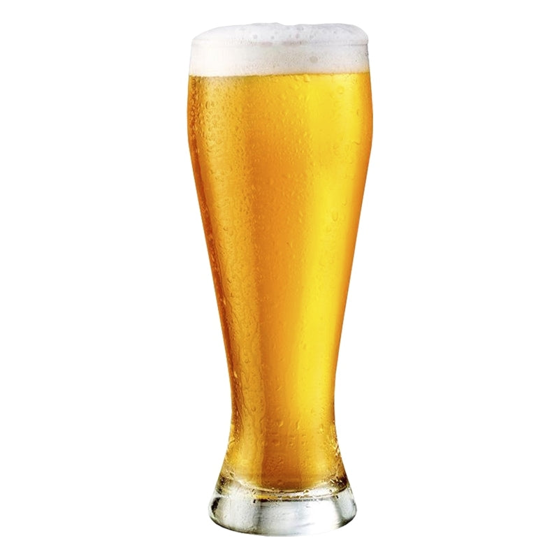 Et høyt, klart glass med gyllen Bootleggers Cream Ale - toppet med skum - står mot en hvit bakgrunn, perfekt skjenket fra Brewolution Bootleggers Cream Ale allgrain ølsett.