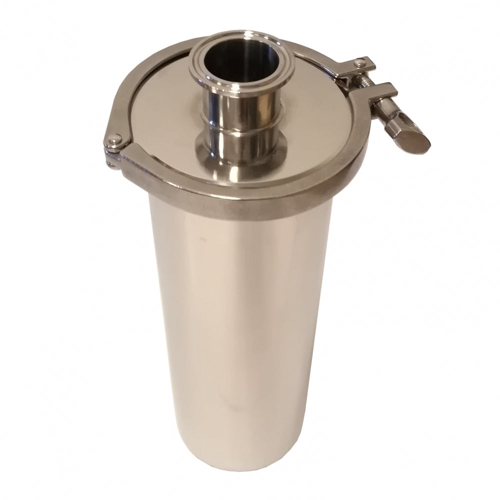 Sylindrisk beholder i rustfritt stål med klemmelokk og sentral åpning, ideell for industri- eller laboratoriebruk. Perfekt for hjemmebryggere, og passer til Brewshop 1,5" Tri-Clamp Inline Filter Lang (35 cm) for effektiv væskebehandling.