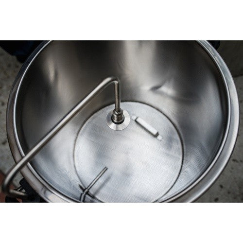 Nærbilde av en Ss Brewtech Sparge Arm inne i en bryggekjele i rustfritt stål, som viser den justerbare høyden for presis vannfordeling, sammen med en falsk bunn og et metallrørfeste.