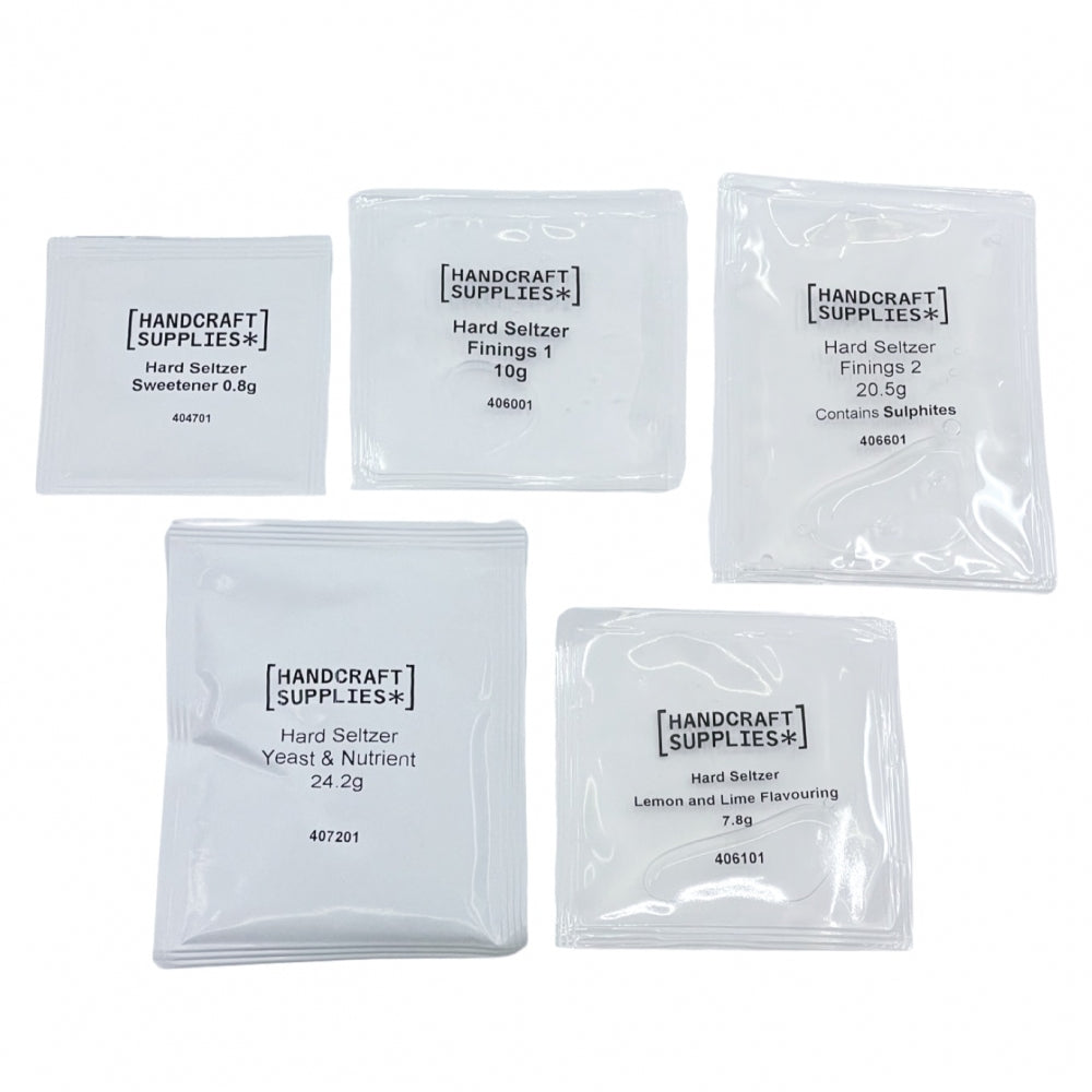 Handcraft Supplies Raspberry Hard Seltzer (Uten sukker) kit inneholder fem merkede pakker - søtningsmiddel, finings, gjær med næring, mer finings og sitron- og limesmak - noe som gjør hjemmebrygging av bringebærhard seltzer enkelt.