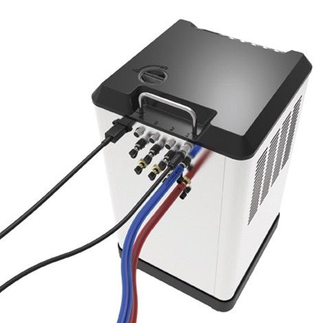 Grainfather GC4 Glycolkjøler er en kompakt kjøler med fargerike kabler og slanger tilkoblet sidens porter, utstyrt med håndtak og ventilasjonspaneler for effektiv temperaturkontroll ved gjæring.