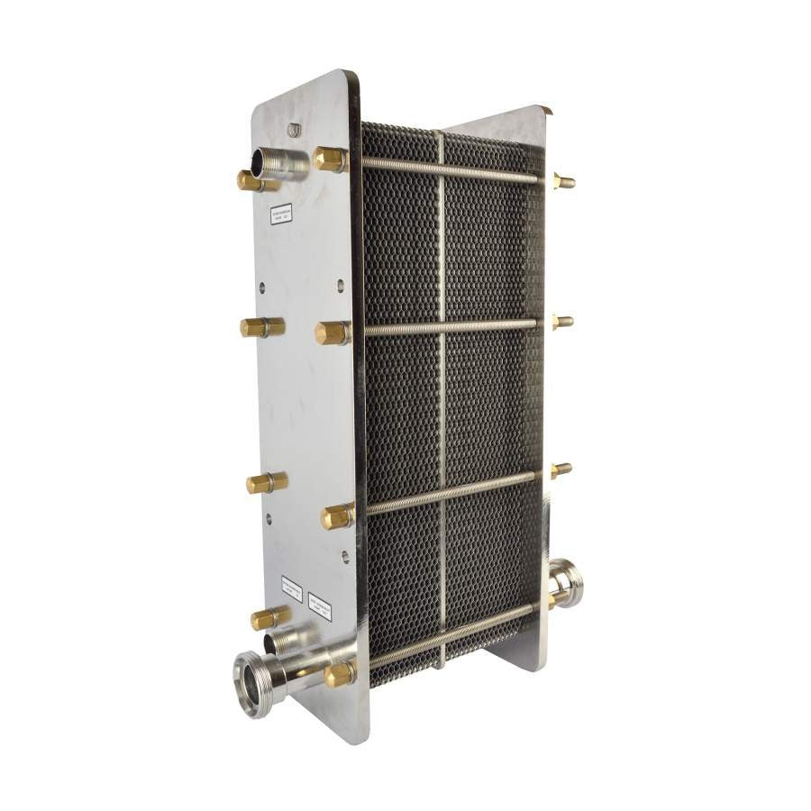 Elmega Platekjøler med to kamre 1000 l/t fra Elmega i AISI 316 rustfritt stål, med messingskoblinger, nettingplater og to store runde rørtilkoblinger på sidene. Perfekt for CIP-rengjøring. Isolert mot hvit bakgrunn.