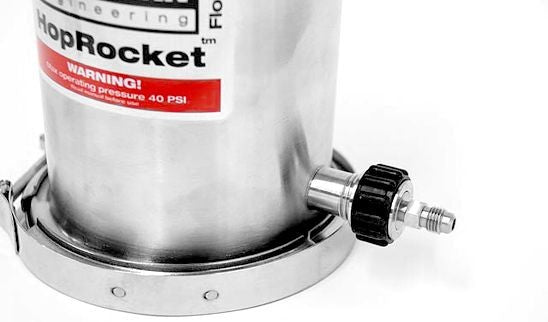 Nærbilde av en Blichmann QuickConnector - 1/4" MFL, med konstruksjon i rustfritt stål og 1/4" MFL-koblinger for sikre tilkoblinger, med Blichmann-merket.