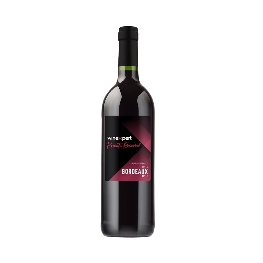 En flaske Winexpert Private Reserve Vinsett Cabernet Sauvignon Cabernet Franc Merlot Style rødvin med drueskall, med en svart og rosa etikett på hvit bakgrunn.