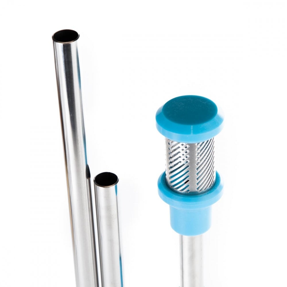 Tre metallsugerør og et metallfilter fra Brewtools Overløpsrør-kit, Universal, står oppreist, med blå plasthette og -bunn, mot en hvit bakgrunn.