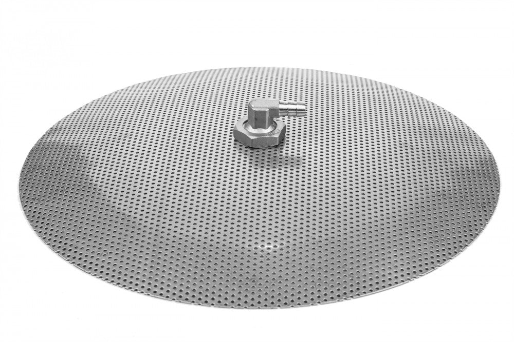 Brewshop Falsk bunn 30 cm (12") med nippel er en rund, perforert skive i rustfritt stål med et sentralt metallbeslag, som vanligvis brukes i bryggeoppsett, her vist mot en vanlig hvit bakgrunn.