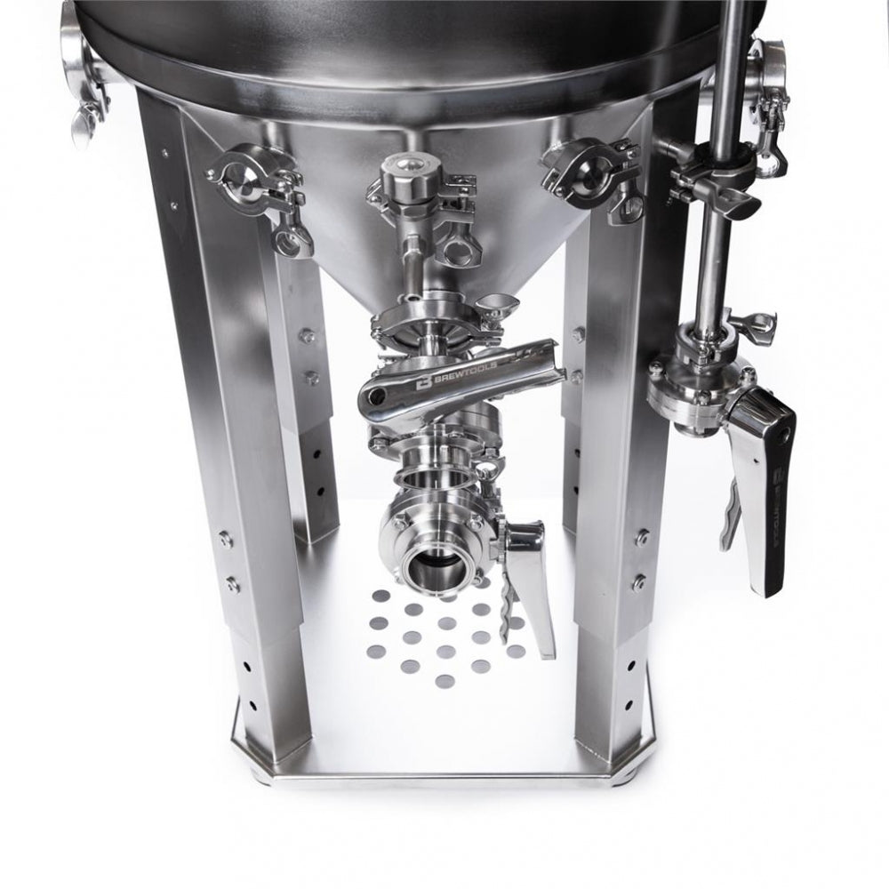 Brewtools F150 Unitank fra Brewtools er en 150 liters konisk fermenter i rustfritt stål med flere ventiler og beslag, støttet av fire ben og vist på skrå ovenfra.