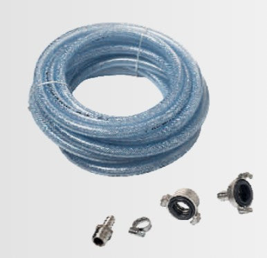 En opprullet, gjennomsiktig slange med fire metallfittings og koblinger, en del av Quantor 5m Slangesett for Chilly glykolkjøler til gjæringstank, er plassert på en ensfarget bakgrunn.