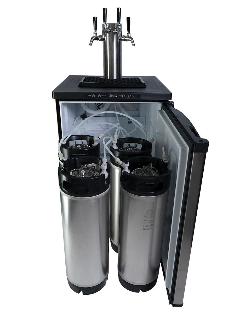 En Keg King FasTap Edition KegMaster Series XL Kegerator med åpen dør, med fire fat i rustfritt stål koblet til slanger og fem tappekraner på toppen.