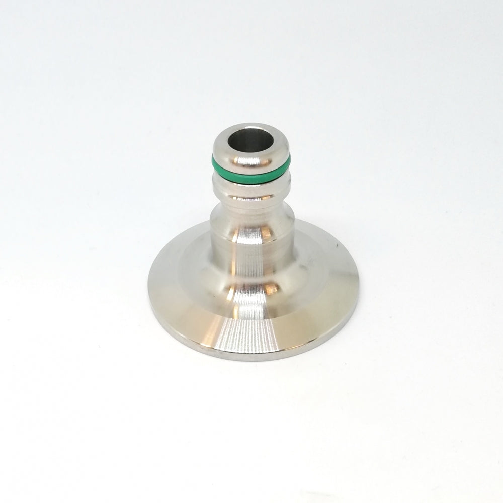 Brewshop 1,5" Tri-Clamp til Gardena er laget av 304 rustfritt stål, har en flenset base og en grønn O-ring nær toppen, vist mot en hvit bakgrunn.