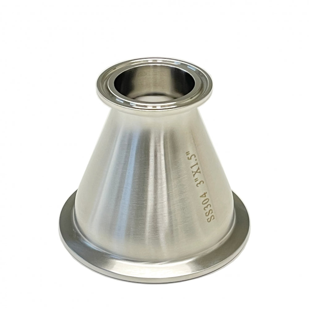 Brewshop Overgang fra 3" Tri-Clamp til 1,5" Tri-Clamp (7,5 cm), laget av rustfritt stål 304 og merket SS304 3X1.5, har sanitære flenseender og er vist på hvit bakgrunn.