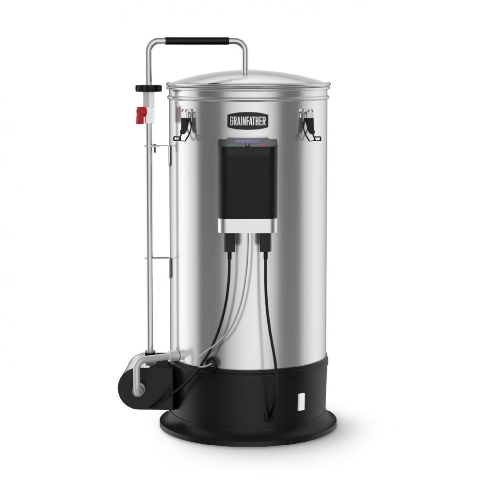 Grainfather G30v3 bryggemaskin med motstrømskjøler fra Grainfather har stålkonstruksjon, kontrollpanel, slanger og håndtak, og står oppreist på en svart base.