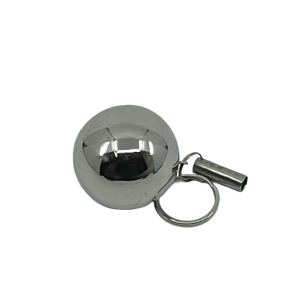 En skinnende metallisk Keg King Flyteball med dip tube uten silikonslange nøkkelring med et sylindrisk feste og en sirkulær nøkkelring.