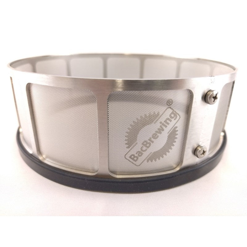 Trub Stopper Small fra BacBrewing (d 17 x h 5,7 cm) er en filterkurv i rustfritt stål med to skruer, en svart gummibunn og Bee-nering-logo - ideell til bruk som bryggekjelefilter. Avbildet på hvit bakgrunn.