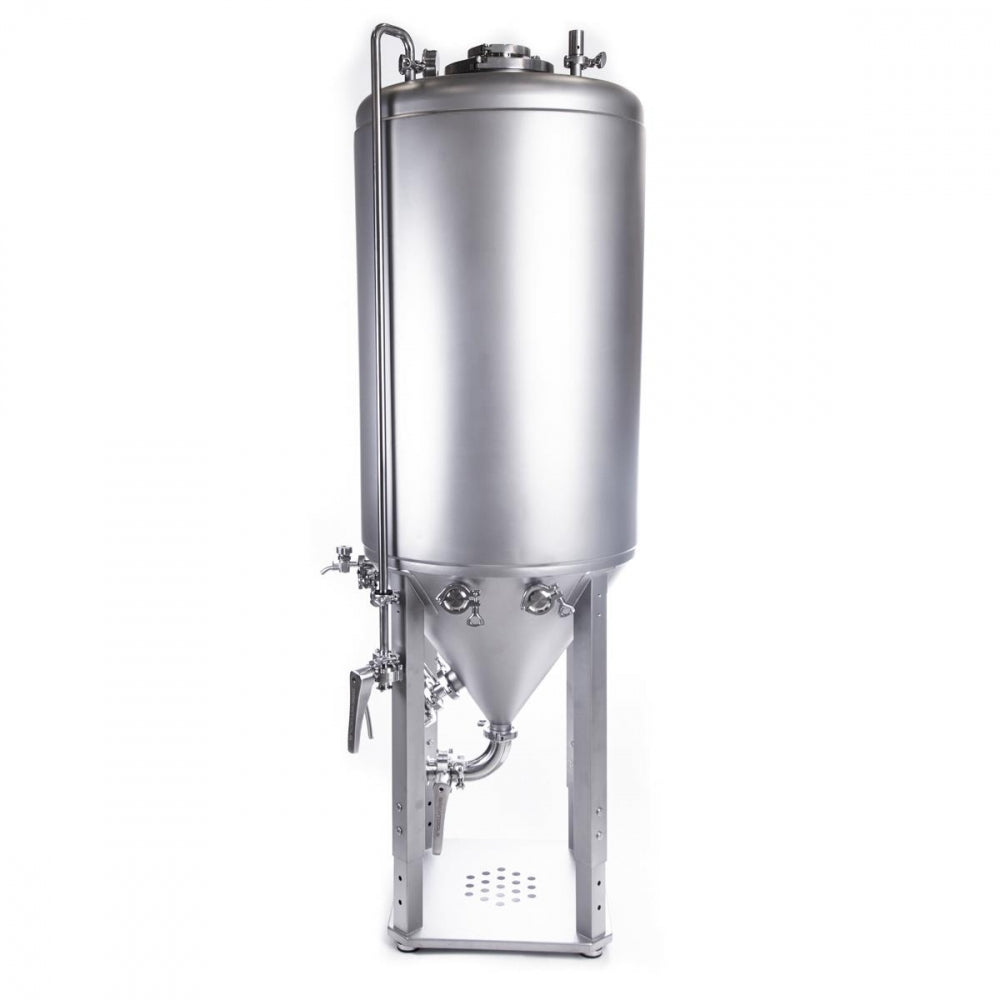 En Brewtools F300 Unitank fra Brewtools, laget av rustfritt stål med påmonterte rør og ventiler, står oppreist på en metallramme mot en hvit bakgrunn.
