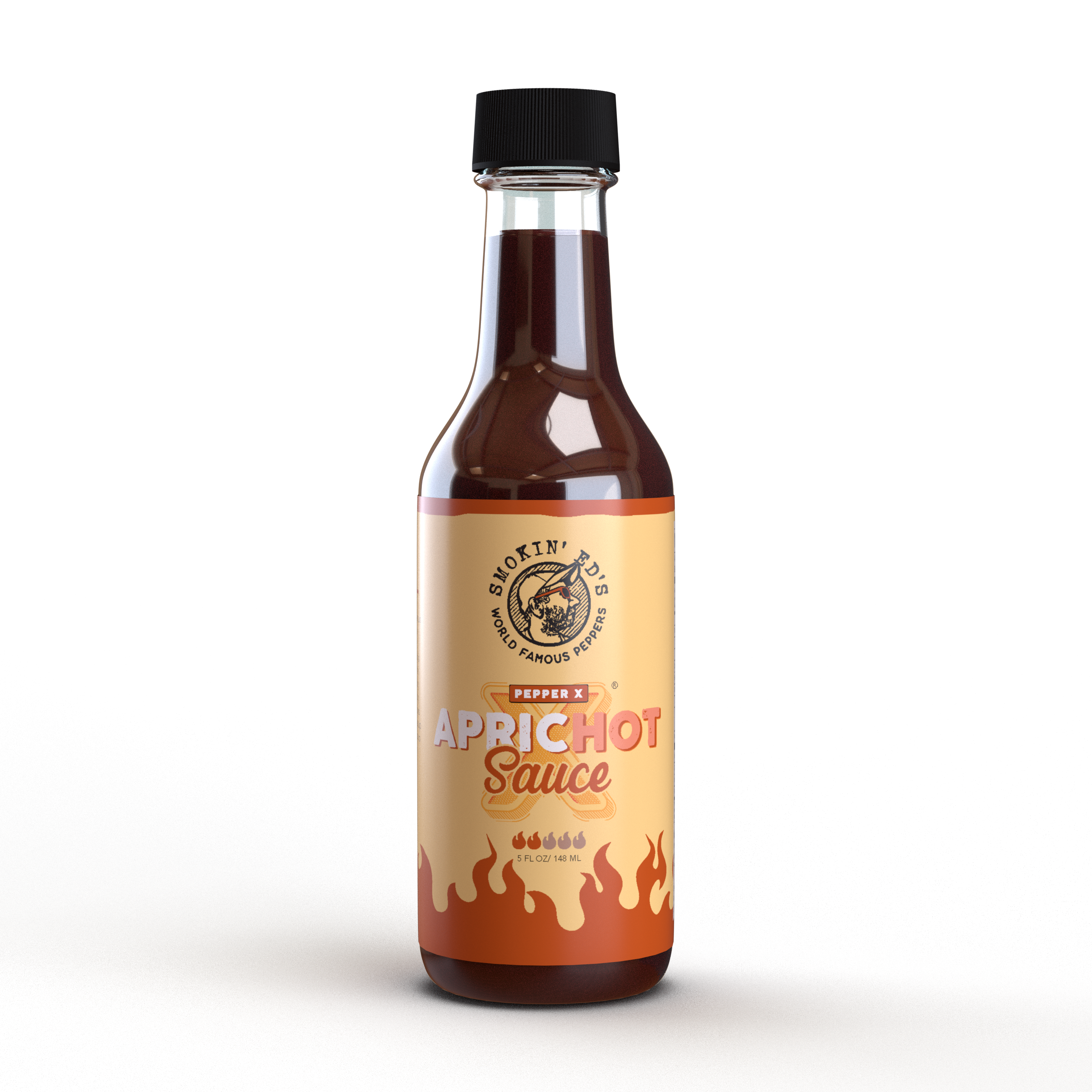 En glassflaske med PuckerButt Pepper Company's Smokin Ed's Aprichot Hot Sauce har en svart hette, en kraftig oransje etikett og flammegrafikk på en hvit bakgrunn, noe som understreker den unike aprikossmaken.