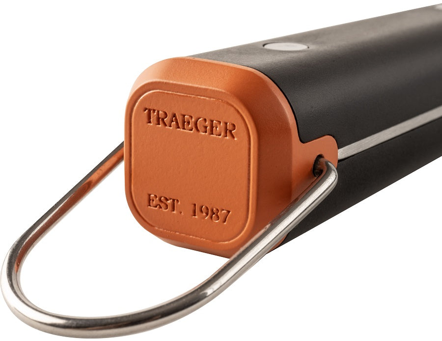 Nærbilde av Traeger BBQ-gaffel fra Traeger, med oransje endehette med EST. 1987-preging og metallsløyfe - ideell som kjøttgaffel til din neste grillfest.