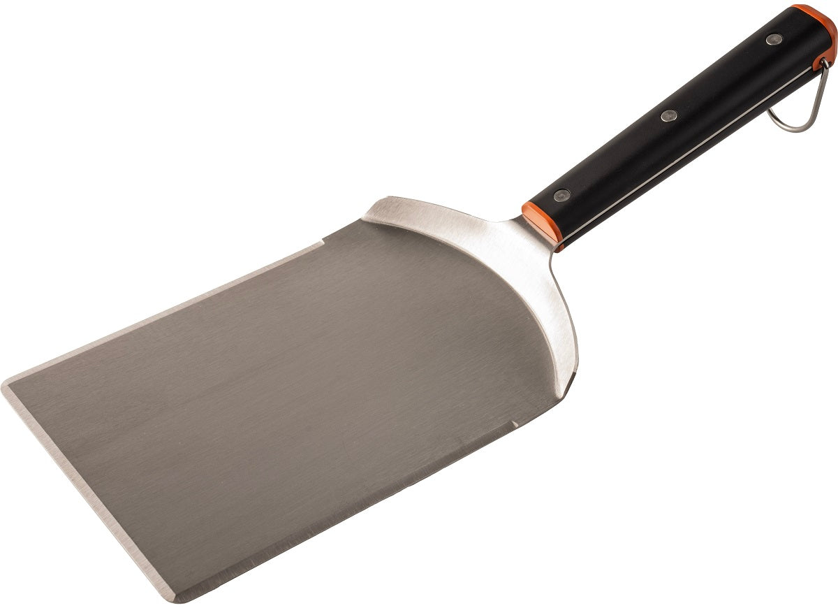 Traeger XXL Spatel fra Traeger har et bredt, rektangulært blad og et svart håndtak med opphengsløkke - ideelt for å snu store stykker på grillen.
