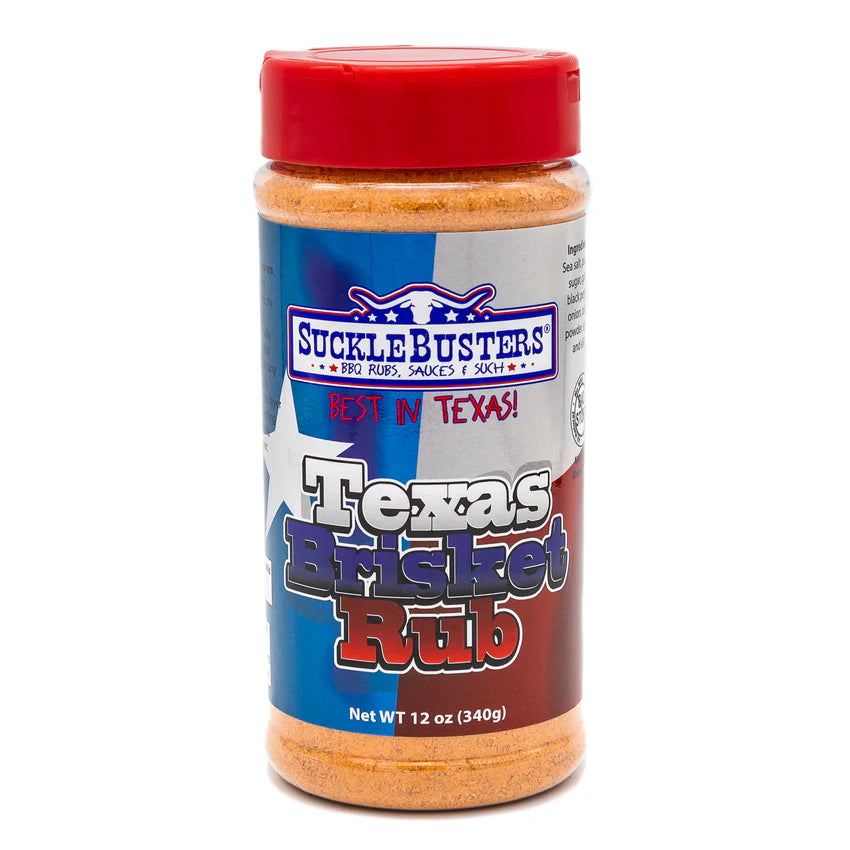 En 340 g-beholder med Sucklebusters Texas Brisket Rub, med rødt lokk og en blå, rød og hvit etikett med produktinformasjon – perfekt for å gi dine favorittretter med oksekjøtt den karakteristiske, kraftige Texas BBQ-smaken.