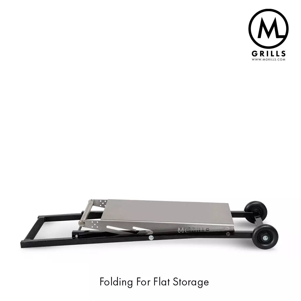C4 Folding cart, et rustfritt stålbord med hjul for M16 fra M Grills, vises sammenlagt for flat lagring. M Grills-logoen er øverst til høyre, og teksten nederst sier: Sammenleggbar for flat lagring.