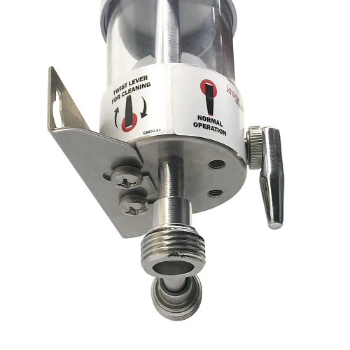 Nærbilde av en Krome Dispense FOB Detector (Skumdetektor av rustfritt stål) med en merket spak for rengjøring/normal modus, montert på en brakett.