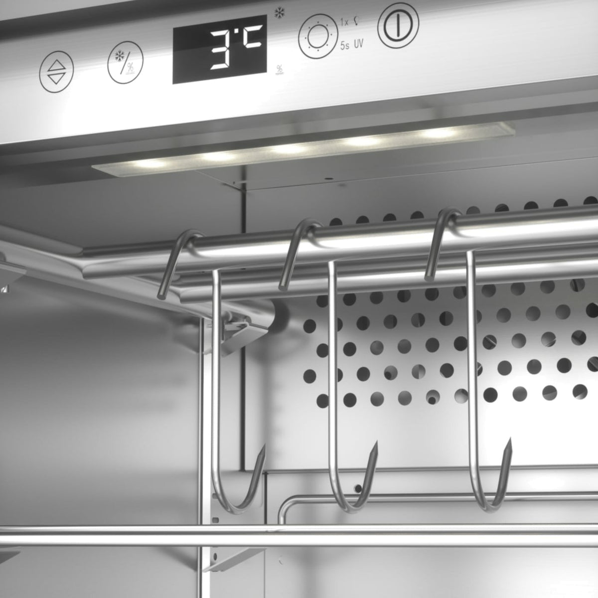 Caso DryAged Master 63 tørrmodningsskap har et innvendig rom i rustfritt stål med kjøttkroker, et digitalt temperaturdisplay innstilt på 3 °C og en perforert bakvegg – perfekt for presis tørrmodning av førsteklasses kjøttstykker.