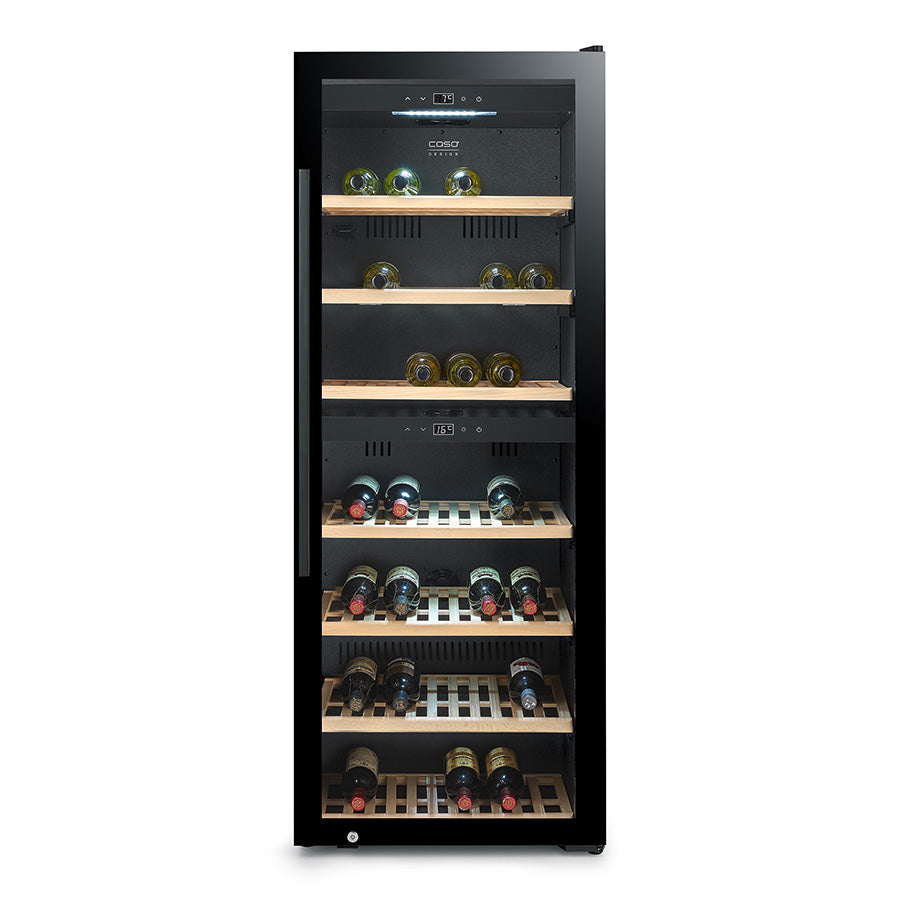 Caso WineExclusive 126 Smart Falstaff Edition, et frittstående vinkjøleskap, har et svart design med glassdør, fem trehyller som rommer ulike vinflasker, og er innstilt på to temperatursoner, som vises på digitale displayer.