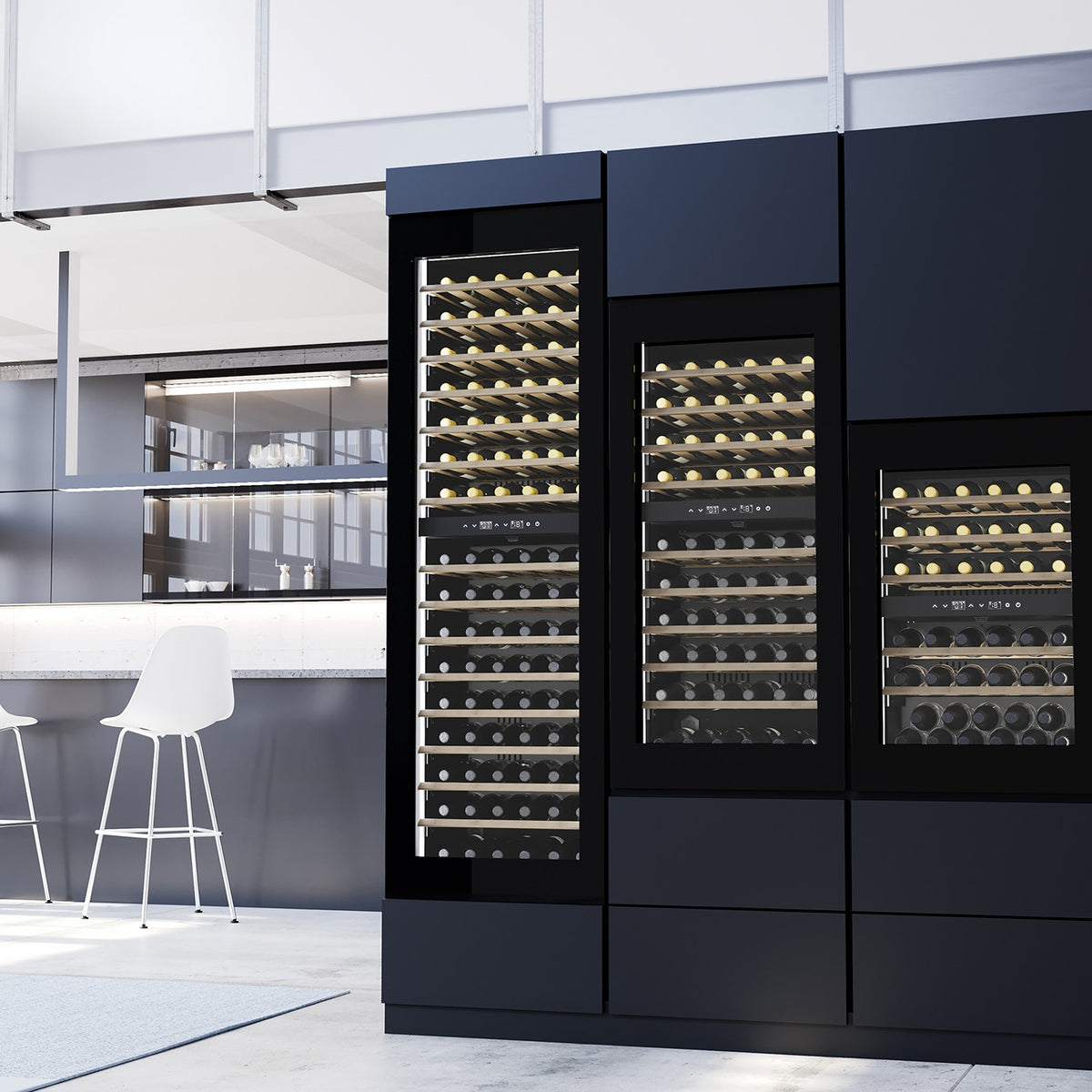 Et moderne kjøkken med et elegant, svart Caso WineDeluxe WD 60-innbyggingsvinskap fylt med vinflasker, plassert ved siden av en hvit benk med to hvite barstoler og store vinduer i bakgrunnen.