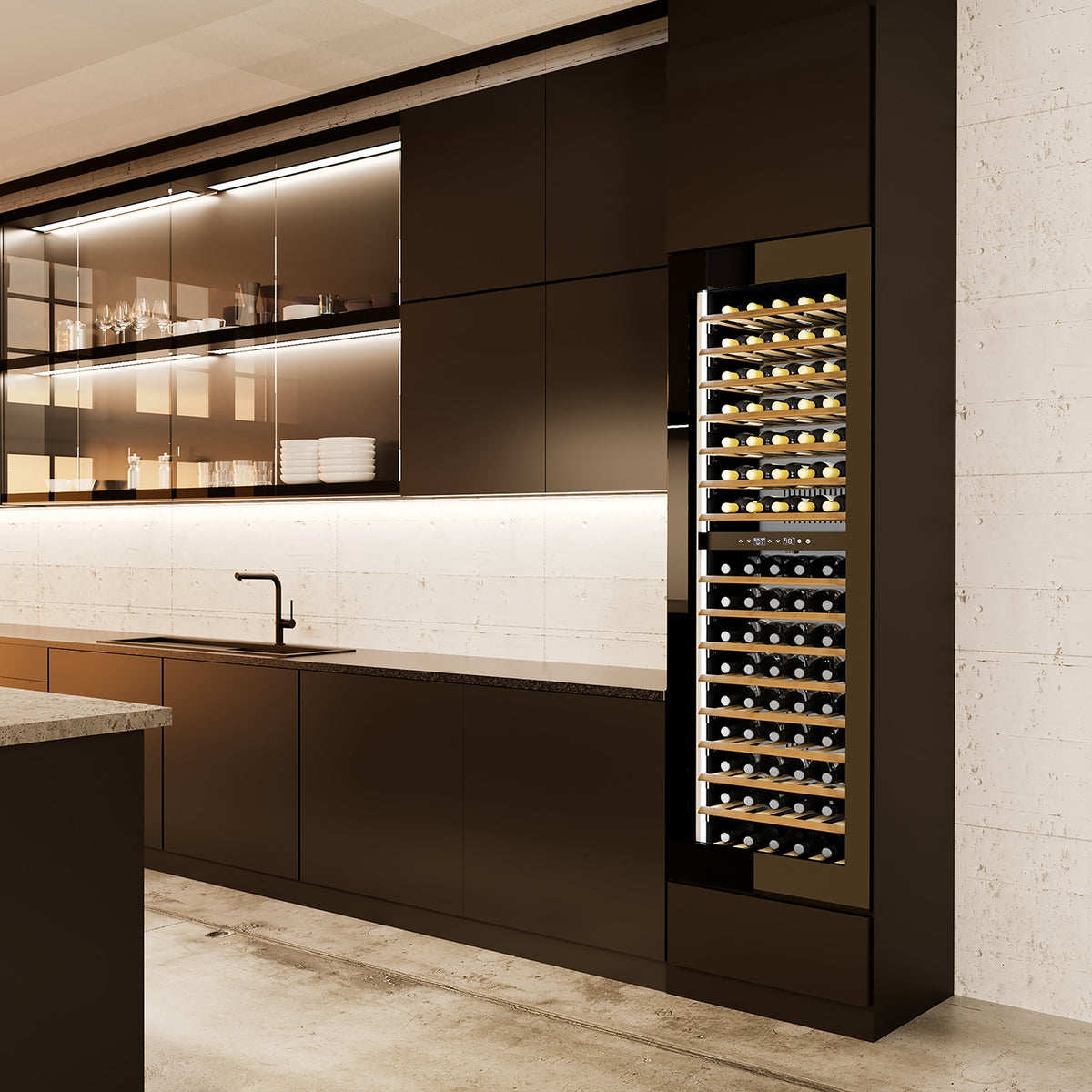 Moderne kjøkken med mørke skap, åpne hyller, et elegant Caso WineDeluxe WD 96 innbyggingsvinskap med to temperatursoner fylt med flasker for optimal vinoppbevaring, en vask og få dekorative gjenstander på et betonggulv.