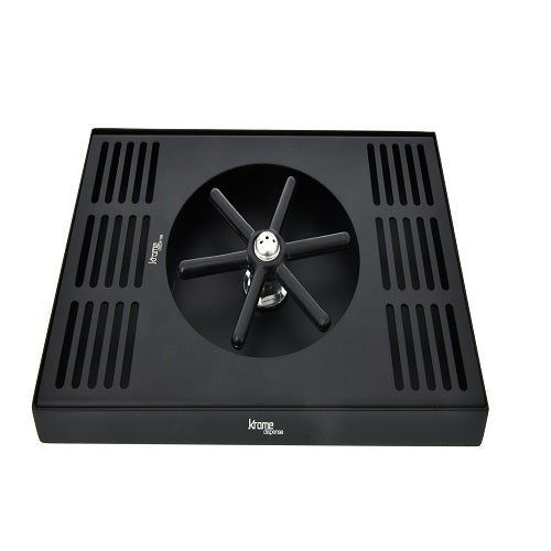 Krome Dispense Matte Black Drip Tray (25 cm x 18 cm) har en integrert glassskyller og sentral spraydyse, og tilbyr effektiv rengjøring av drikkekar i et elegant rektangulært design.