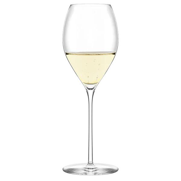 Et Fino Champagneglass 425 ml fra Stölzle Lausits, delvis fylt med hvitvin, står mot en enkel hvit bakgrunn som fremhever glassets elegante design og vinens klarhet. Pakke med 6 stk.