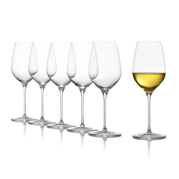 Seks Stölzle Lausitz Fino hvitvinsvinglass (450 ml) står på rekke og rad; fem er tomme, mens det sjette, helt til høyre, inneholder hvitvin.