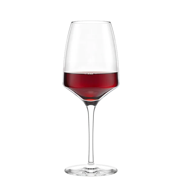Et klart Stölzle Lausits Experience Red Wine vinglass 450 ml, halvfylt med levende rødvin, står mot en enkel hvit bakgrunn.