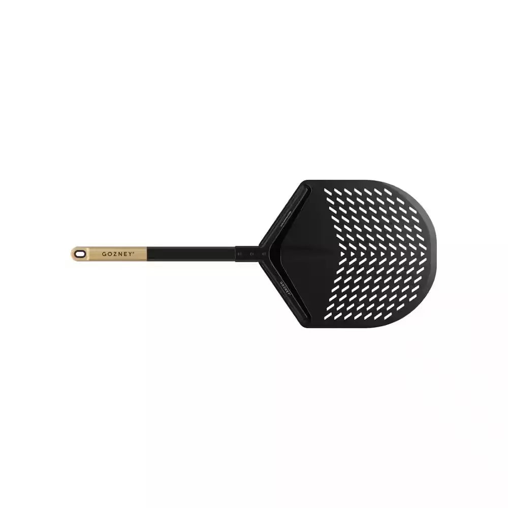 Gozney Balance Pizzaspade 14" Large, en svart pizzaspade med perforert aluminiumsblad og ergonomisk håndtak med Gozney-logo, er vist på hvit bakgrunn.