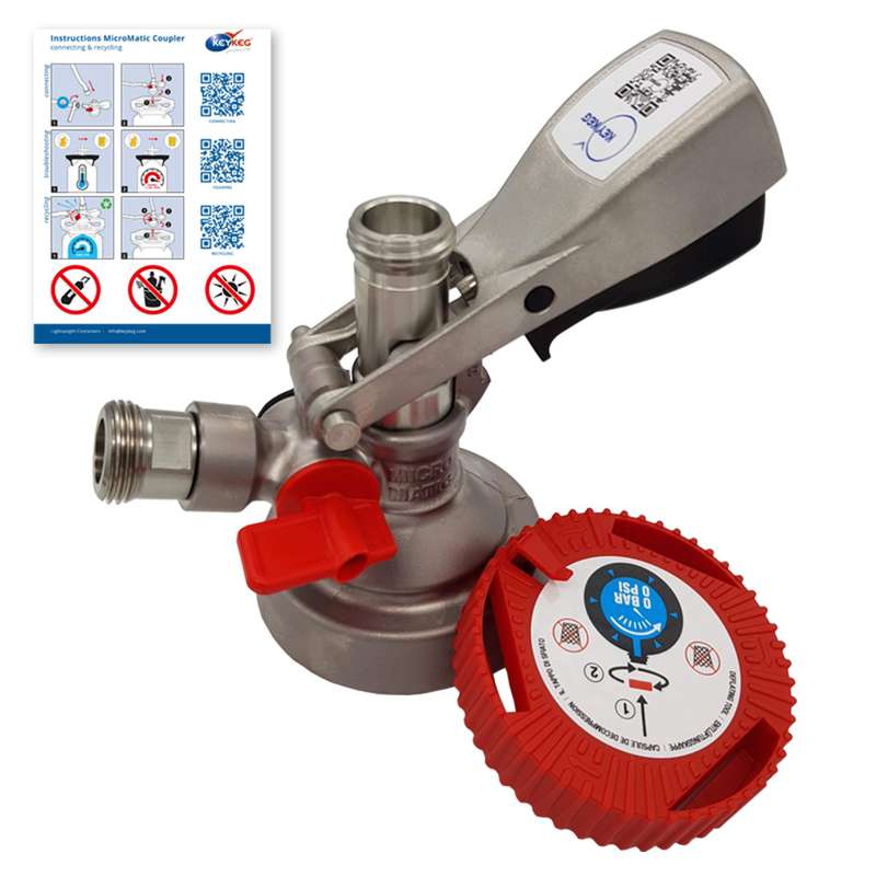 Micro Matic KeyKeg-tappekran 5/8 BSP – Fatkobling, en fatkobling i rustfritt stål med en rød plastdel, vises i bakgrunnen ved siden av et bruksanvisningsark med diagrammer.