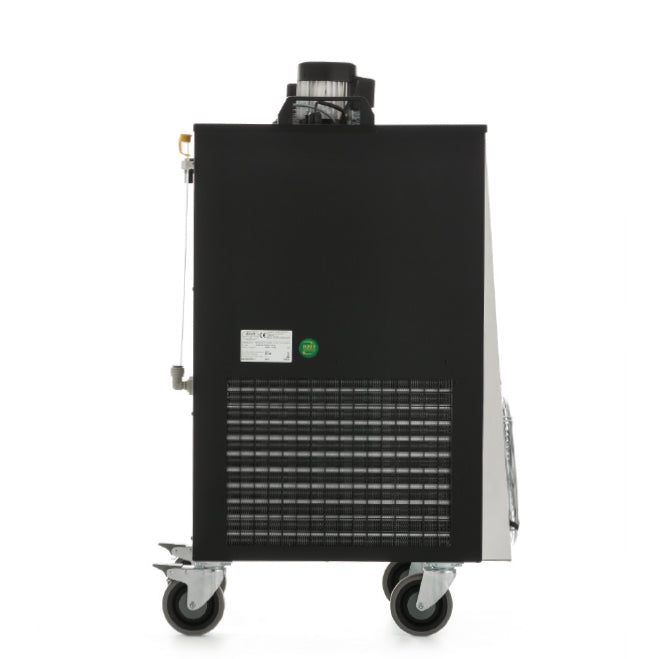 Lindr CWP 300 V GREEN LINE Glykolkjøler og Varmeenhet 1,9kW er en svart industrimaskin på fire hjul med ventilasjon, etikett og toppsylinder - ideell for temperaturkontrollfermentering eller som kjøle- og varmesystem.