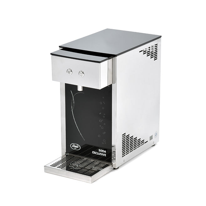Lindr Soda Exclusive NEW Green Line vanndispenser med kullsyre er en benkeautomat i rustfritt stål med to knapper og dryppbrett, perfekt for servering av friskt kullsyreholdig vann.
