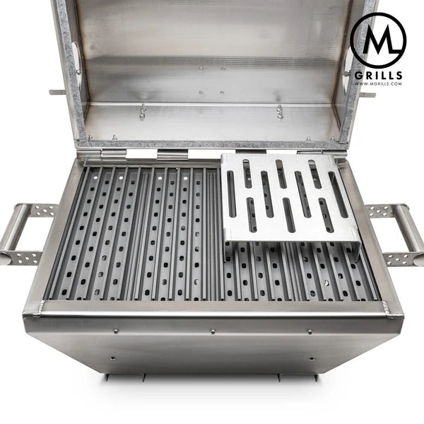 M Grills M16 Cookoff Grill i rustfritt stål har slissede, perforerte stekeflater, to sidehåndtak og M Grills-logo øverst til høyre; det er en kullgrill med temperaturkontroll.