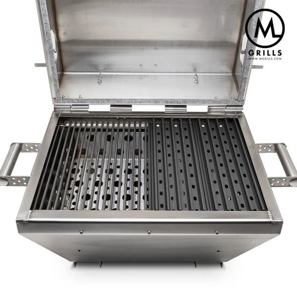 M Grills M16 Cookoff Grill i rustfritt stål har to grillflater med et åpent lokk; M-Grills-logoen er synlig i øvre høyre hjørne.