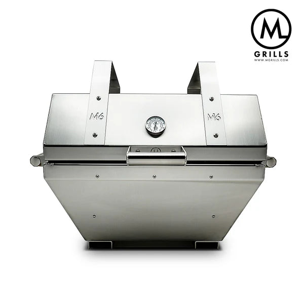 M16 Cookoff Grill i rustfritt stål fra M Grills, en kullgrill med temperaturkontroll og termometer på lokket, sett forfra. Avbildet på hvit bakgrunn med M Grills logo i øverste høyre hjørne.