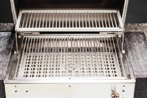 B24 Stainless Steel Built In Charcoal Grill fra M Grills, med justerbar kullrist, to rister og lukket lokk bak, vises tom og ren.