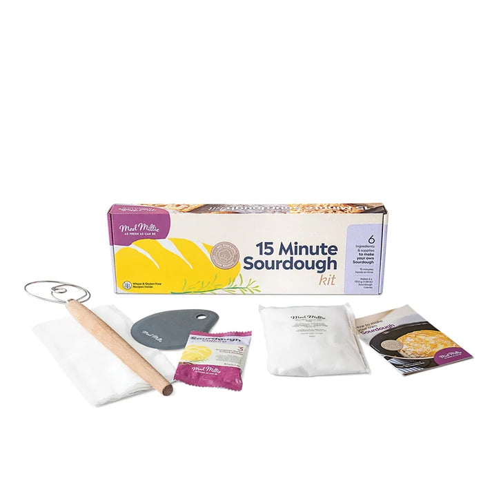 Mad Millie 15 Minute Surdeigs-sett med emballasje, deigvisp, skrape, melblanding, gjærpakke, hevepose og bruksanvisning, avbildet på hvit bakgrunn – dette alt-i-ett-settet inneholder alt du trenger for å bake deilig surdeigsbrød hjemme.