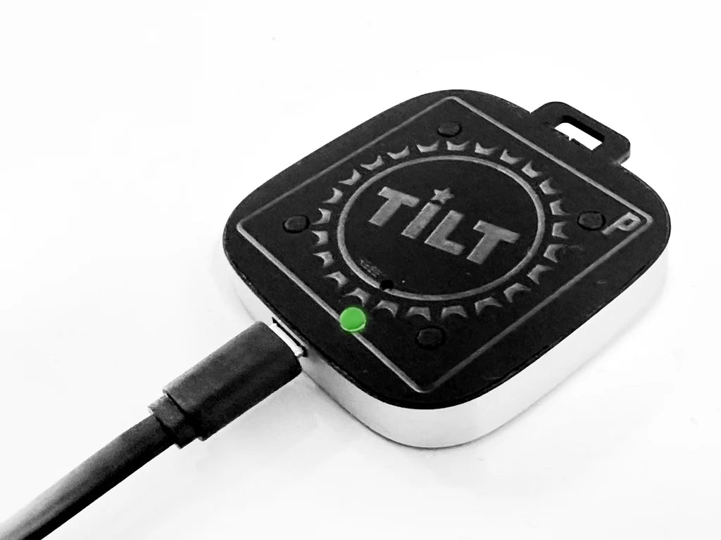 En svart og sølvfarget Tilt Hydrometer-enhet med kabel og grønt lys, med automatisk WiFi-logging ved hjelp av Tilt Pico - WiFi Adapter fra Tilt Hydrometer på hvit bakgrunn.