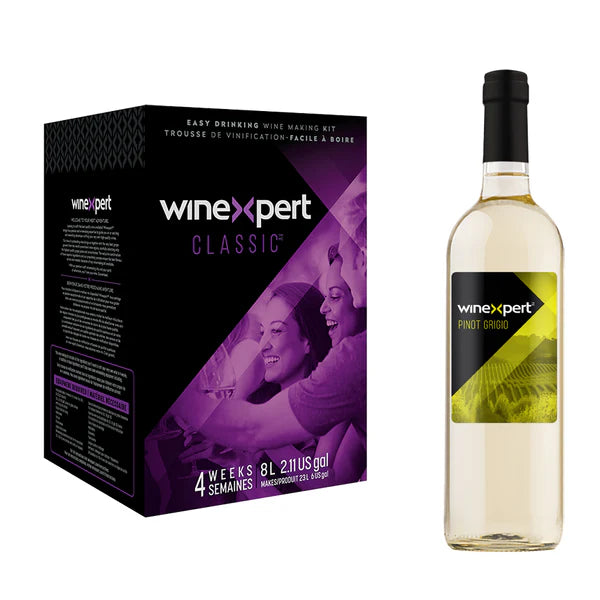 Boks og flaske med Winexpert Classic Vinsett - Californian Pinot Grigio, med en stilig sort og lilla boks og gjennomsiktig flaske med gul etikett - perfekt til deg som vil lage vin hjemme.