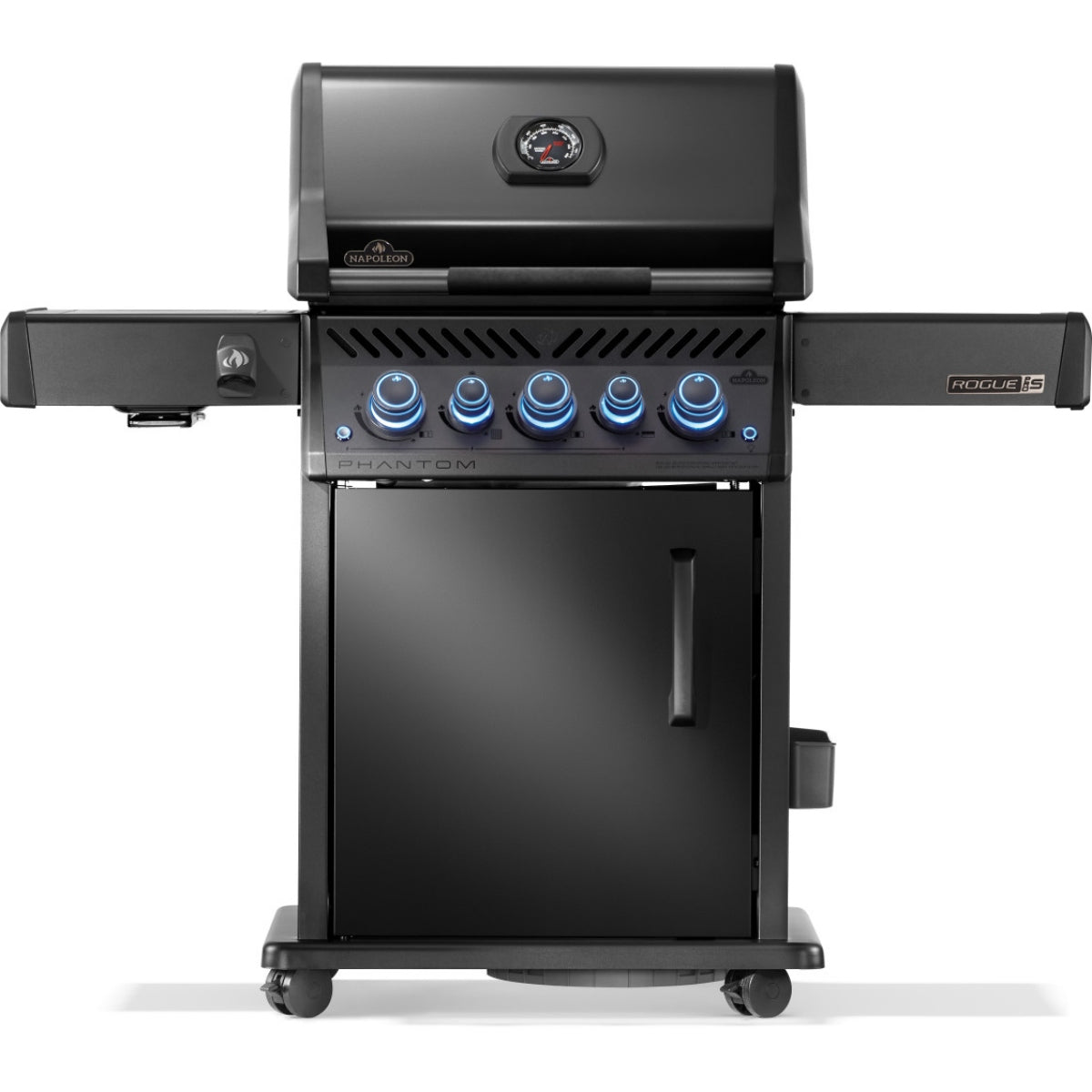Napoleon Phantom Rogue PRO-S 425 Gassgrill i svart har fire kontrollknapper, to sidehyller, en temperaturmåler på lokket, et lukket skap under og en avansert SIZZLE ZONE for perfekt steking hver gang.
