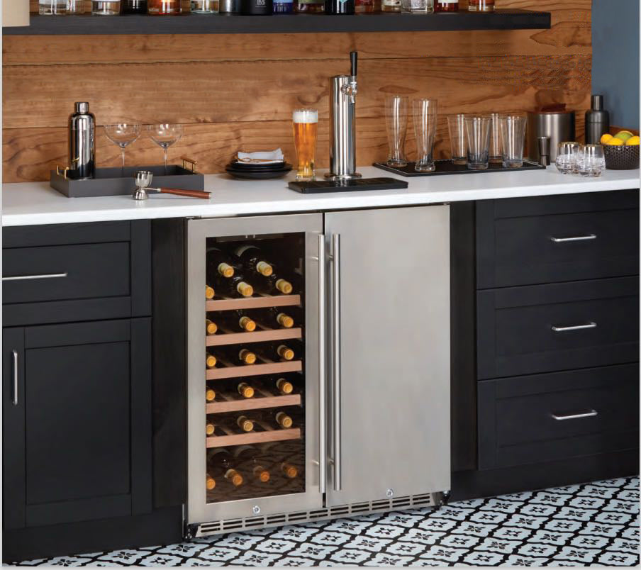 En moderne hjemmebar med HCK Vinskap & Kegerator med Tappetårn, stilig cocktailtilbehør og glass arrangert på en elegant hvit benkeplate med svarte skap.