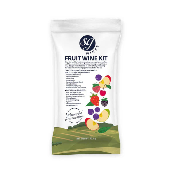 En hvit SG Wines Fruit Wine Kit - Startpakke for fruktvin-pakke viser innhold, nødvendige elementer, fruktbilder og 40,4 g nettovekt på et grønt felt - ideelt for de som søker en enkel vin startsett for å lage vin hjemme.