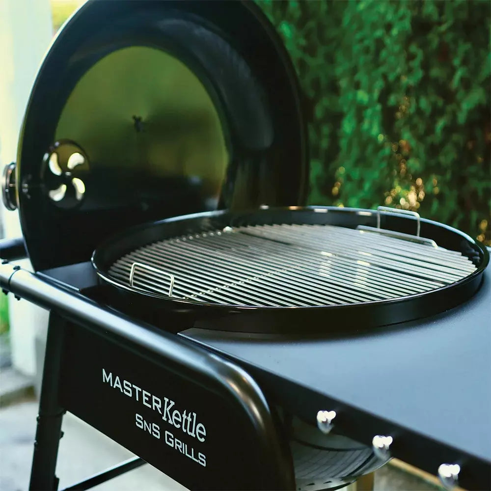 SNS Master Kettle Grill 57 cm - Kulegrill, i svart, har et hevet lokk, ren rist og Slow 'N Sear-system for enestående allsidighet ved kullgrilling.