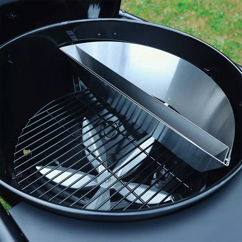 Et nærbilde av SNS Master Kettle Grill 57 cm viser en metallskillevegg i kokeområdet, som fremhever det innovative Slow 'N Sear-systemet og et synlig vifteblad under grillristen.