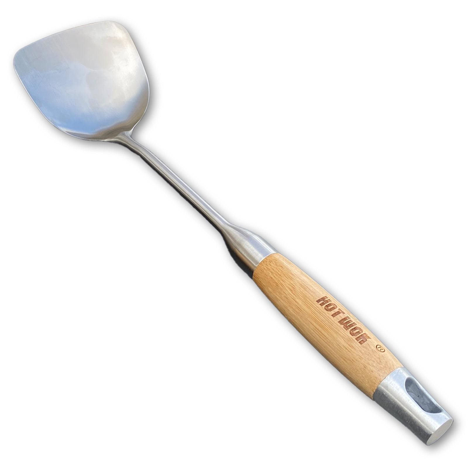 HotWok Wok Stekespade- Hot Wok har et rustfritt stålblad, et trehåndtak med inngravert HOT FLIP! og en metallende, vist mot en hvit bakgrunn.